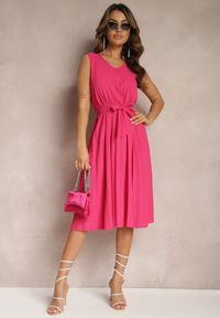 Renee - Fuksjowa Plisowana Sukienka Midi z Plisami na Dole i Paskiem w Talii Wrensilva. Kolor: różowy. Materiał: materiał. Styl: elegancki. Długość: midi #5