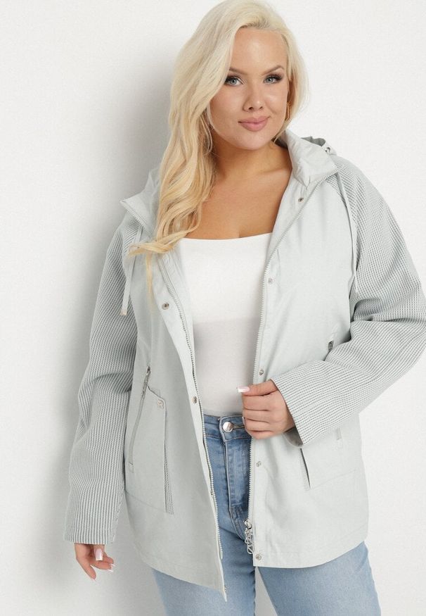 Born2be - Zielona Kurtka Wiatrówka z Odpinanym Kapturem i Ściągaczami Arseli. Okazja: na co dzień. Kolekcja: plus size. Kolor: zielony. Materiał: poliester, tkanina, jeans. Długość rękawa: długi rękaw. Długość: długie. Styl: elegancki, casual