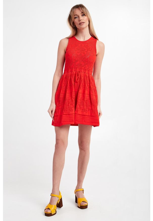 Twinset Milano - Sukienka dzianinowa TWINSET. Materiał: dzianina. Długość rękawa: bez rękawów. Wzór: ażurowy, kwiaty. Typ sukienki: rozkloszowane. Długość: mini