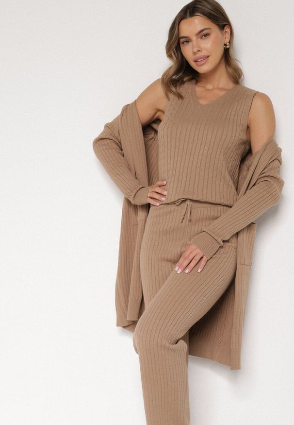 Born2be - Ciemnobeżowy Komplet Dzianinowy z Bawełną Spodnie Kamizelka i Długi Kardigan Meviravia. Kolor: beżowy. Materiał: dzianina, bawełna
