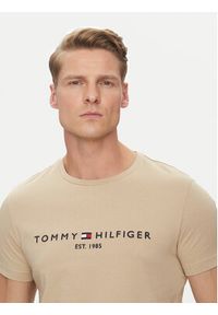 TOMMY HILFIGER - Tommy Hilfiger T-Shirt Logo MW0MW11797 Beżowy Regular Fit. Kolor: beżowy. Materiał: bawełna