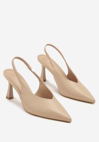 Renee - Ciemnobeżowe Sandały Vices na Szpilce Slingback Ozdobione Nitami Kolliva. Okazja: na co dzień, na spotkanie biznesowe. Kolor: beżowy. Wzór: aplikacja. Obcas: na szpilce. Styl: biznesowy, klasyczny, elegancki, casual #5