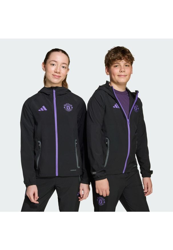 Adidas - Bluza Manchester United Tiro 25 Competition Vis Tech Travel Kids. Kolor: fioletowy, wielokolorowy, czarny. Materiał: dresówka. Sport: piłka nożna