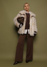 Born2be - Beżowa Kurtka Futerko na Suwak z Szerokim Kołnierzem Plinne. Okazja: do pracy, na co dzień, na spotkanie biznesowe. Typ kołnierza: golf. Kolor: beżowy. Materiał: futro. Styl: klasyczny, casual, elegancki, biznesowy #5