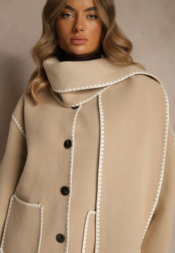 Renee - Beżowa Kurtka Oversize z Szalikiem i Ozdobnymi Przeszyciami Claritila. Okazja: na co dzień. Kolor: beżowy. Materiał: jeans. Styl: casual