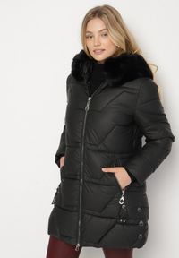 Born2be - Czarna Taliowana Kurtka z Pikowanymi Przeszyciami i Kapturem z Futrem Avileria. Okazja: na spacer, na co dzień. Kolekcja: plus size. Kolor: czarny. Materiał: futro. Styl: casual #2