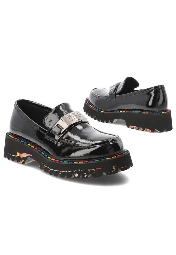 Czarne Półbuty Artiker Stylowe Obuwie Damskie. Okazja: na co dzień. Kolor: czarny. Materiał: skóra, lakier. Wzór: kolorowy, aplikacja. Obcas: na platformie. Styl: elegancki