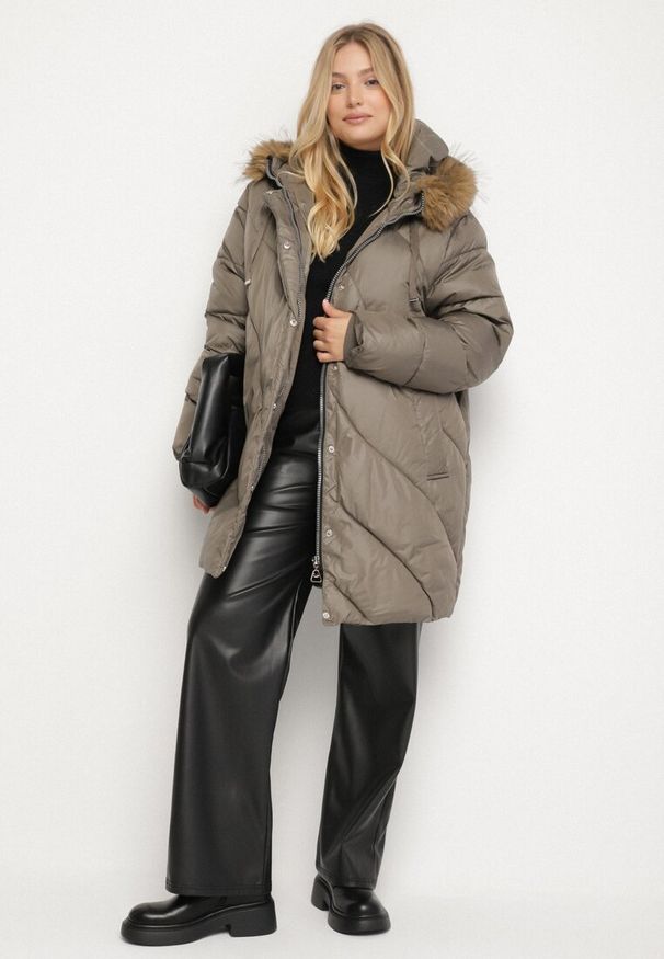 Born2be - Ciemnozielona Kurtka z Asymetrycznym Pikowaniem i Kapturem z Futerkiem Ruvita. Okazja: na co dzień. Typ kołnierza: golf. Kolekcja: plus size. Kolor: zielony. Materiał: futro. Styl: casual