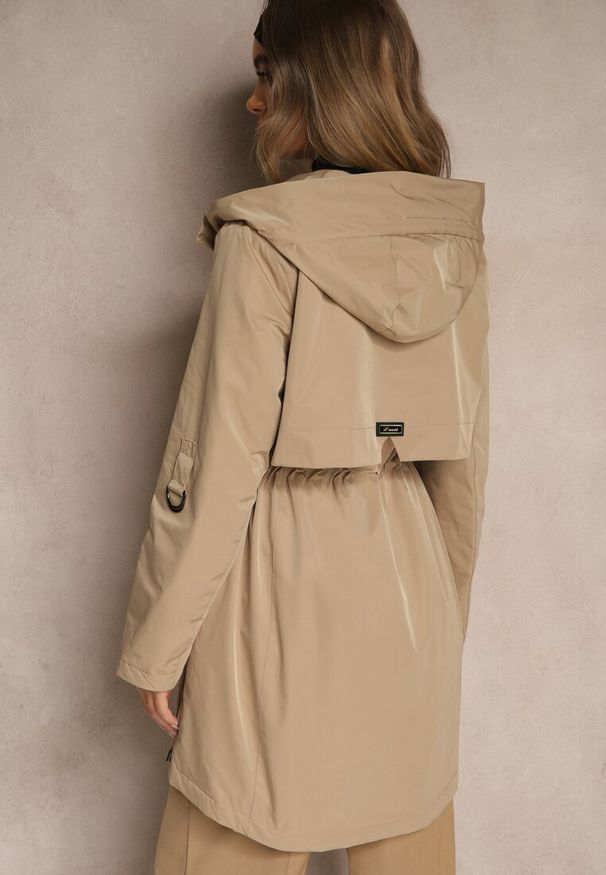 Renee - Ciemnobeżowa Kurtka Typu Parka z Kapturem o Klasycznym Kroju Tulania. Okazja: na spacer, na co dzień. Typ kołnierza: kaptur. Kolor: beżowy. Materiał: jeans. Styl: klasyczny