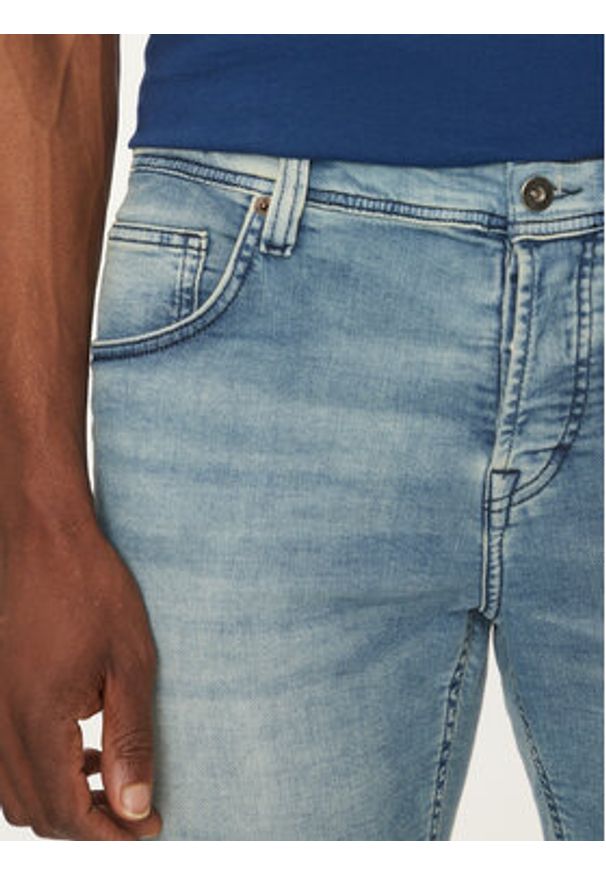 Mustang Szorty jeansowe Chicago 1012672 Niebieski Slim Fit. Kolor: niebieski. Materiał: bawełna