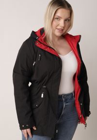 Born2be - Czarno-Czerwona Dwustronna Kurtka Przejściowa w Stylu Parki z Kapturem Tidala. Okazja: na co dzień. Typ kołnierza: kaptur. Kolekcja: plus size. Kolor: czarny. Materiał: poliester, jeans, materiał. Wzór: aplikacja. Styl: casual, klasyczny #7