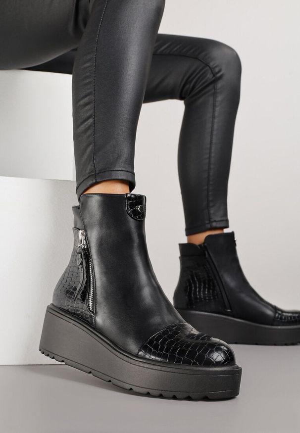 Born2be - Czarne Botki Vices z Imitacji Skóry na Platformie z Tłoczeniem Krokodyla Falarena. Okazja: na co dzień. Kolor: czarny. Materiał: skóra. Obcas: na platformie. Styl: klasyczny, casual