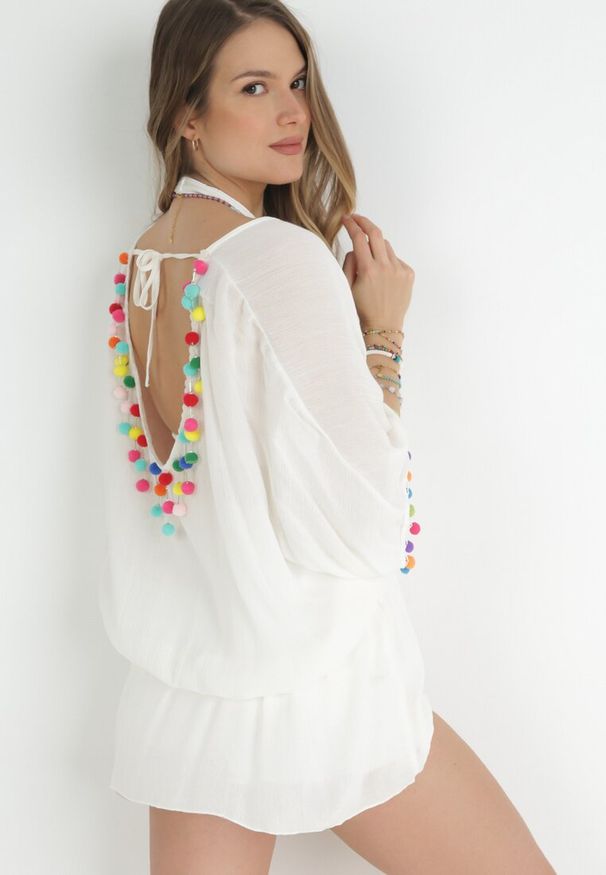 Born2be - Biała Bluzka Narzutka Oversize ze Ściągaczem i Pomponami Bronnan. Kolor: biały. Materiał: wiskoza. Styl: elegancki