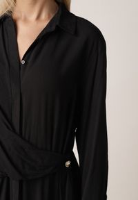 Born2be - Czarna Wiskozowa Sukienka Koszulowa z Marszczeniem i Guzikiem w Talii Lennatha. Okazja: na co dzień. Kolor: czarny. Materiał: wiskoza. Typ sukienki: koszulowe. Styl: casual, elegancki, klasyczny #6