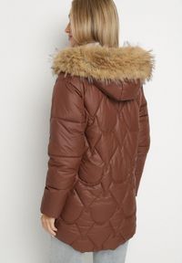 Born2be - Brązowa Pikowana Kurtka z Kapturem z Futerkiem Oliresa. Okazja: na co dzień. Typ kołnierza: kaptur. Kolor: brązowy. Materiał: futro. Styl: casual, sportowy #5