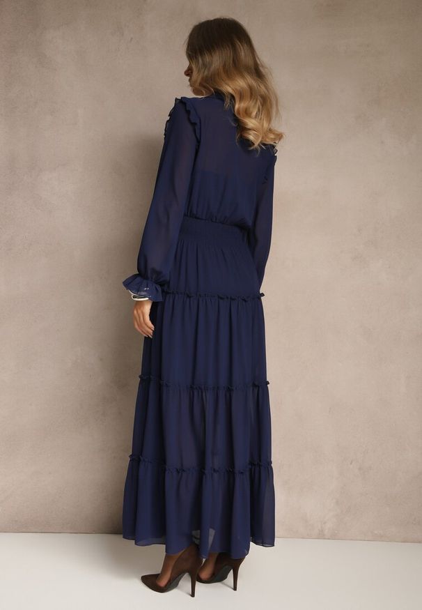 Renee - Granatowa Sukienka VICES Koszulowa z Falbaną w Rustykalnym Stylu Arivite. Okazja: na imprezę, na co dzień. Kolor: niebieski. Typ sukienki: koszulowe. Styl: casual