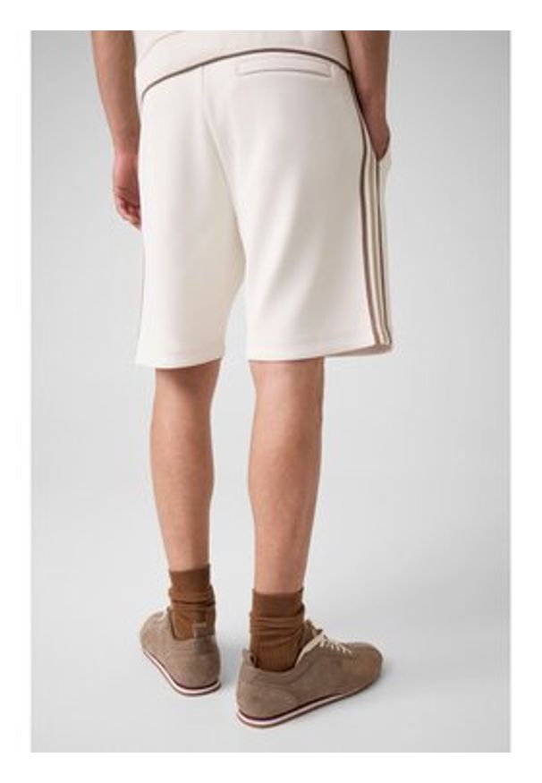 Guess Spodnie materiałowe 183578 Biały Bermuda Fit. Kolor: biały. Materiał: materiał