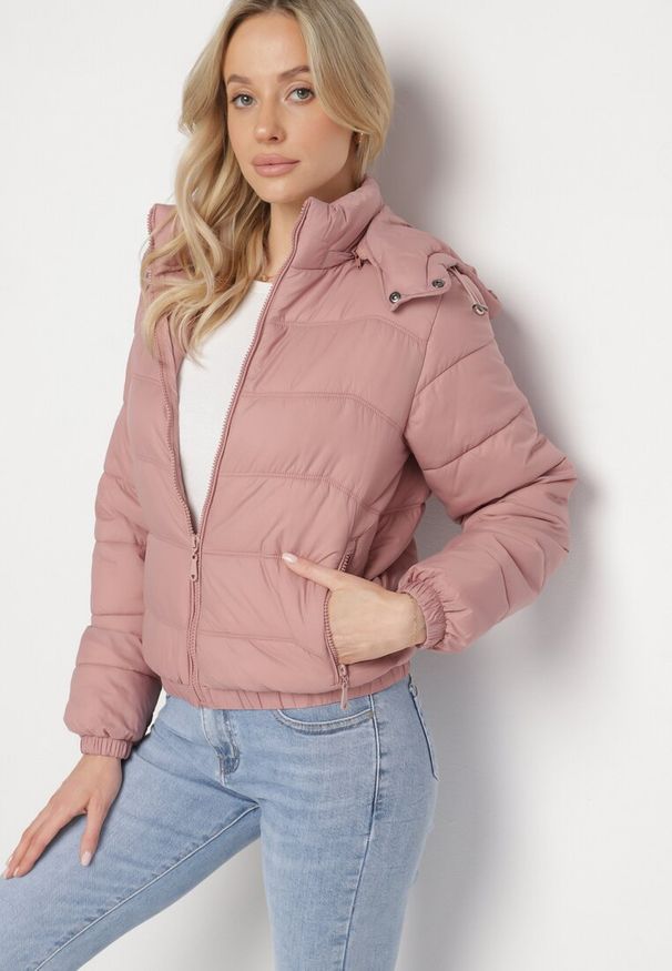 Born2be - Ciemnoróżowa Pikowana Kurtka z Odpinanym Kapturem Milvesia. Okazja: na co dzień. Kolor: różowy. Materiał: jeans. Długość: krótkie. Styl: elegancki, casual