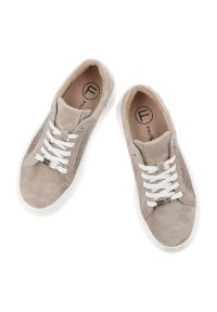 Sneakersy damskie Filippo, cholewka ze skóry naturalnej zamszowej perforowane wstawki po bokach wiązany fason, beżowe, DP7520/26. Okazja: na co dzień. Zapięcie: sznurówki. Kolor: beżowy. Materiał: skóra, zamsz. Szerokość cholewki: normalna. Obcas: na platformie. Styl: elegancki, casual #7
