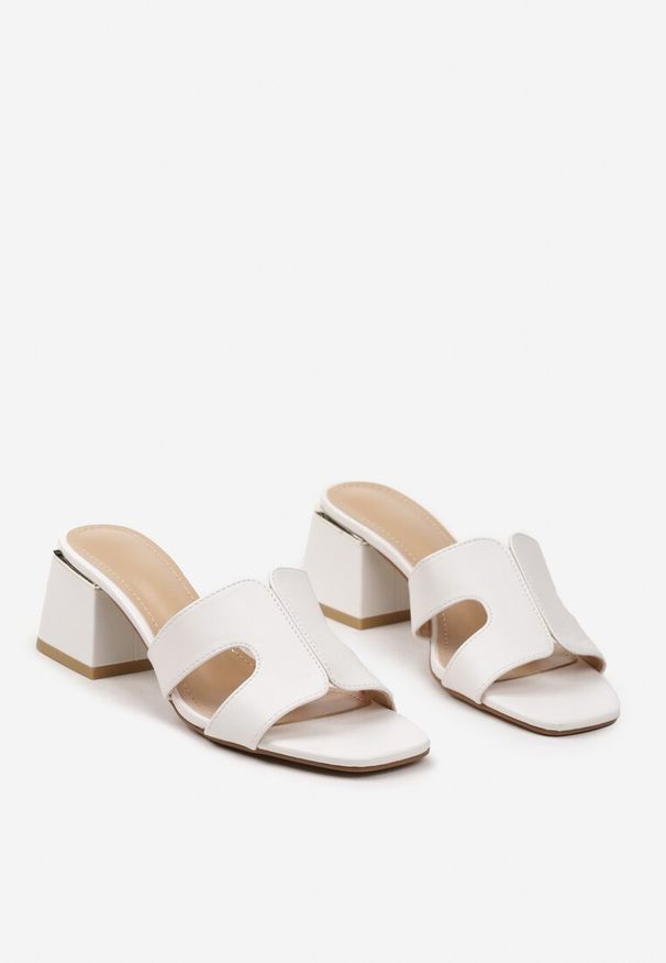 Renee - Białe Wsuwane Klapki z Ekoskóry na Słupku Qlina. Kolor: biały. Materiał: jeans. Obcas: na słupku. Styl: wizytowy, elegancki. Wysokość obcasa: średni