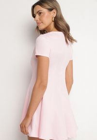 Born2be - Różowa Rozkloszowana Sukienka z Krótkim Rękawem i Ozdobnymi Przeszyciami Meporea. Okazja: na co dzień. Kolor: różowy. Długość rękawa: krótki rękaw. Styl: elegancki, casual, klasyczny #2