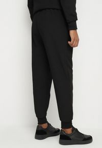 Born2be - Czarne Spodnie Dresowe Typu Jogger z Kieszeniami Zdobione Nadrukami Mepessa. Okazja: na co dzień. Kolor: czarny. Materiał: dresówka. Wzór: aplikacja, nadruk. Styl: casual #7