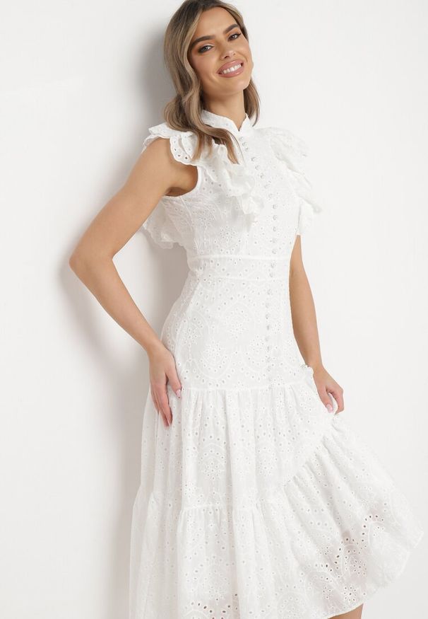 Born2be - Biała Sukienka Ażurowa z Falbankami Perełkami i Stójką Orintia. Typ kołnierza: kołnierz z falbankami, kołnierzyk stójkowy. Kolor: biały. Wzór: ażurowy. Sezon: lato. Typ sukienki: rozkloszowane