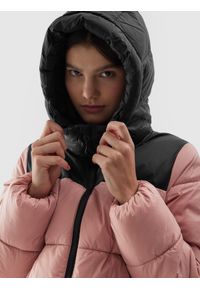 4f - Kurtka zimowa puchowa z wypełnieniem syntetycznym damska. Typ kołnierza: kołnierzyk stójkowy, kaptur. Kolor: różowy. Materiał: syntetyk, puch. Sezon: zima #1