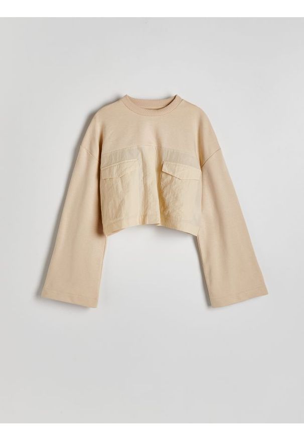 Reserved - Krótka bluza z łączonych materiałów - beżowy. Kolor: beżowy. Materiał: materiał. Długość: krótkie
