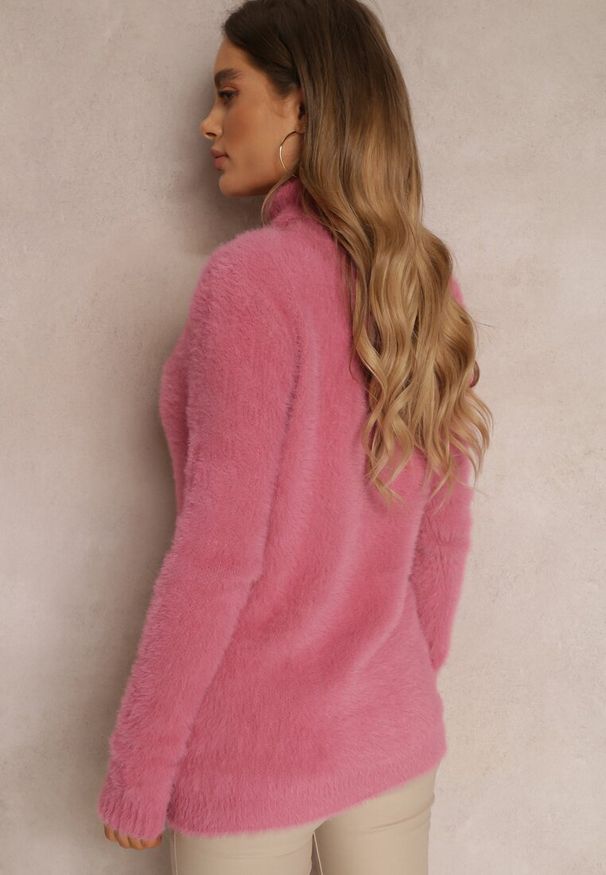 Renee - Ciemnoróżowy Golf Wełniany Cheki. Typ kołnierza: golf. Kolor: różowy. Materiał: wełna. Długość rękawa: długi rękaw. Długość: długie