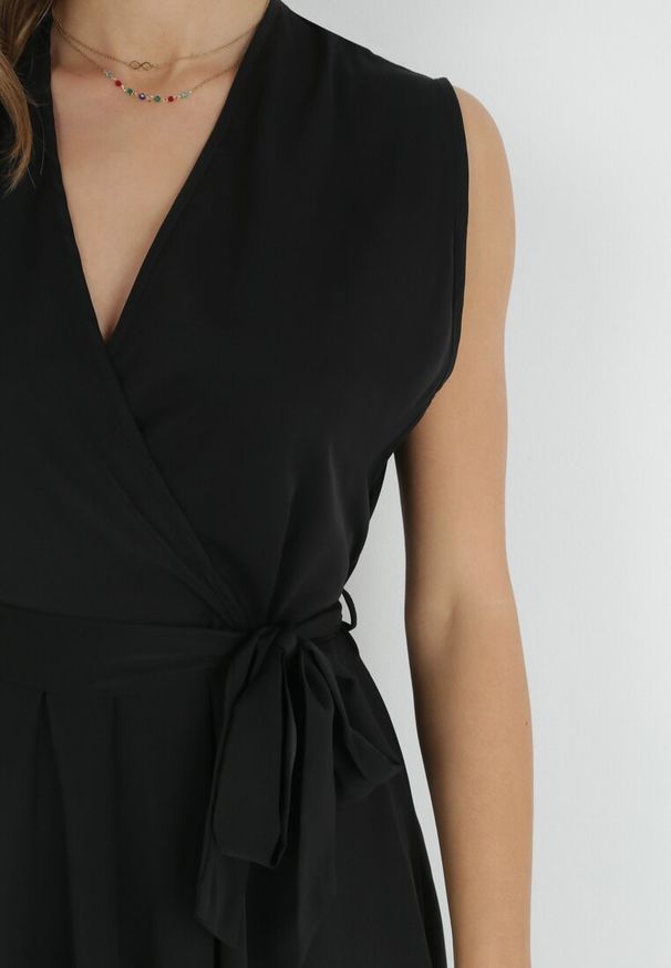 Born2be - Czarna Sukienka Maxi z Materiałowym Paskiem i Kopertowym Dekoltem Istilla. Okazja: na co dzień, na ślub cywilny, na wesele. Typ kołnierza: dekolt kopertowy. Kolor: czarny. Materiał: materiał. Typ sukienki: kopertowe. Styl: casual. Długość: maxi