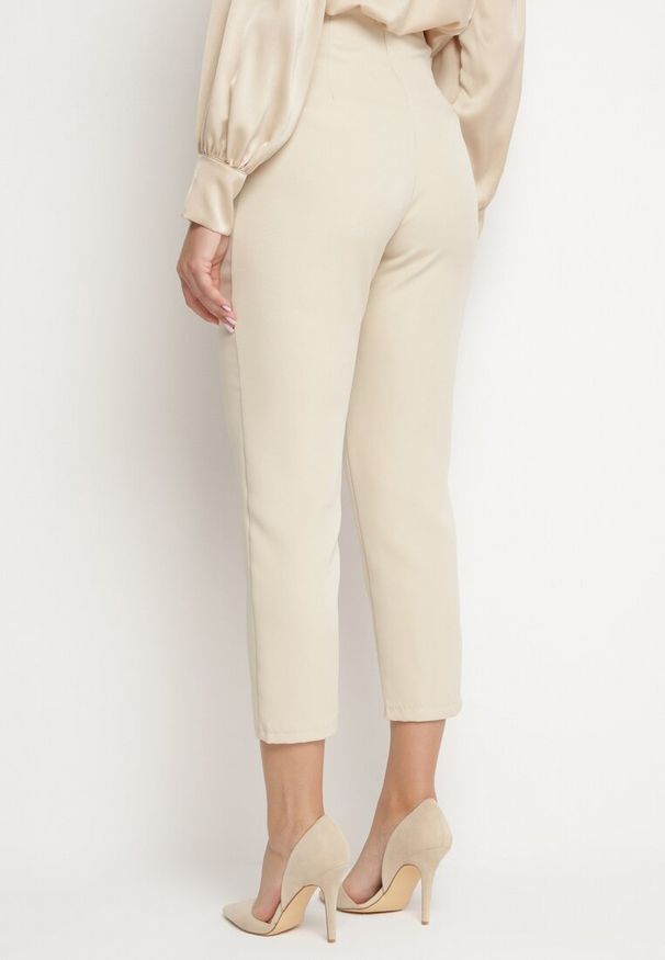 Born2be - Jasnobeżowe Spodnie Fynthi. Stan: podwyższony. Kolor: beżowy. Materiał: tkanina. Wzór: aplikacja, gładki. Styl: klasyczny