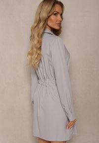 Renee - Jasnoszara Koszulowa Sukienka Utility z Plisowaną Asymetryczną Spódnicą z Paskiem Mussoria. Kolor: szary. Typ sukienki: asymetryczne, koszulowe #3