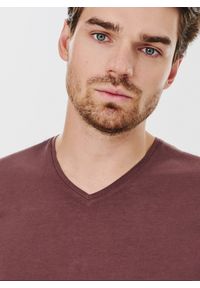 Pako Lorente - PAKO LORENTE – Bordowy gładki t-shirt v-neck. Kolor: czerwony. Materiał: bawełna, elastan. Wzór: gładki #7