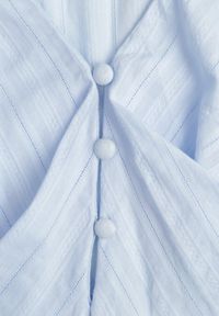 Born2be - Niebieska Bawełniana Bluzka w Romantycznym Stylu z Falbankami i Wiązaniem Cezarina. Okazja: na co dzień, na spotkanie biznesowe, do pracy. Typ kołnierza: kołnierz z falbankami. Kolor: niebieski. Materiał: bawełna. Styl: casual, biznesowy, elegancki #6