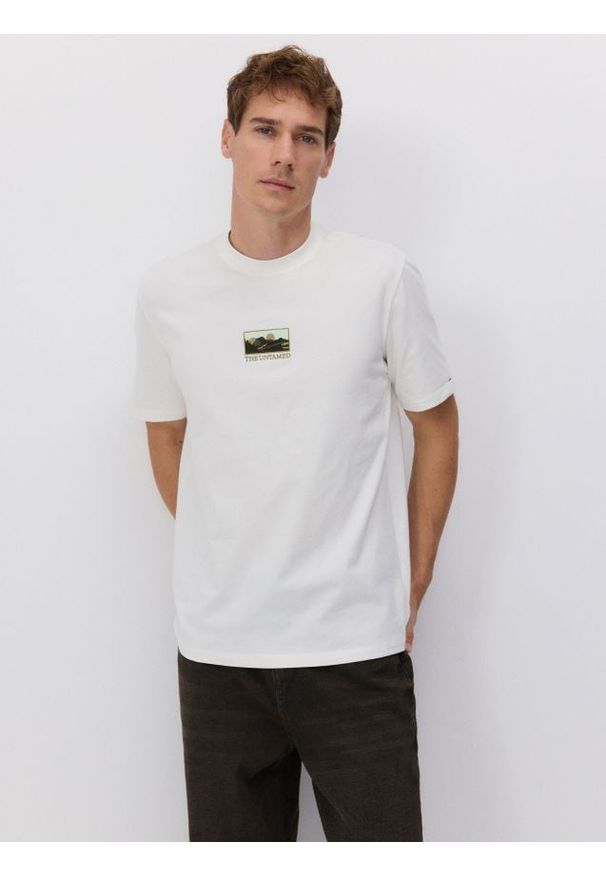 Reserved - T-shirt regular z haftem - złamana biel. Materiał: dzianina, bawełna. Wzór: haft