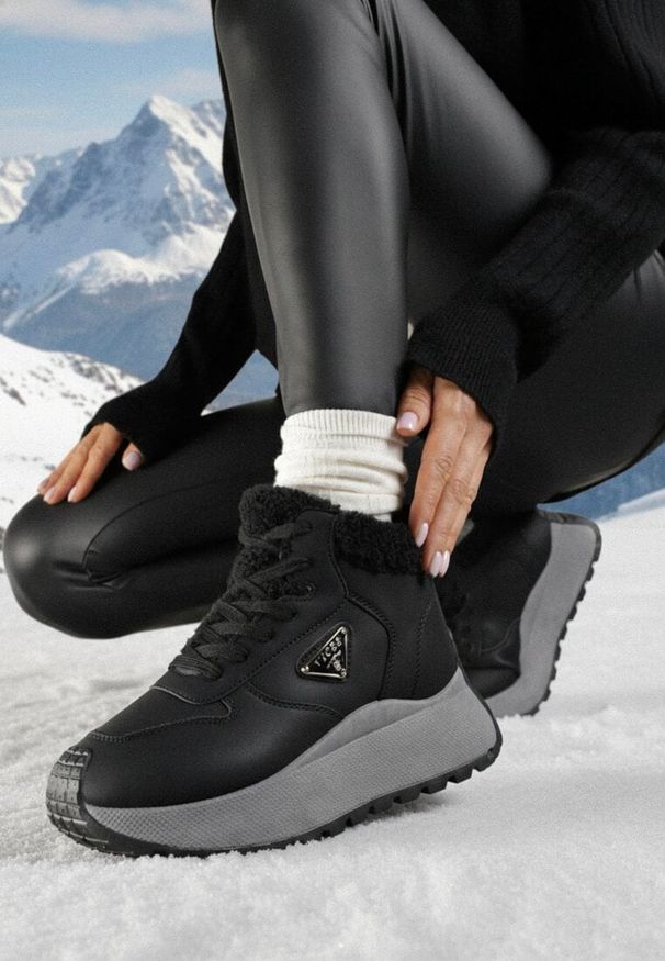 Born2be - Czarne Sneakersy Śniegowce Vices na Grubej Podeszwie z Trójkątną Ozdobą Filritisa. Kolor: czarny. Wzór: aplikacja