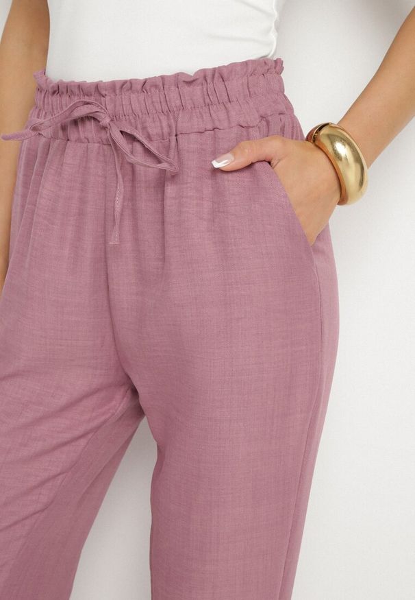 Born2be - Jasnofioletowe Spodnie z Wysokim Stanem i Gumką w Talii Savisse. Okazja: na co dzień. Stan: podwyższony. Kolor: fioletowy. Styl: casual, elegancki
