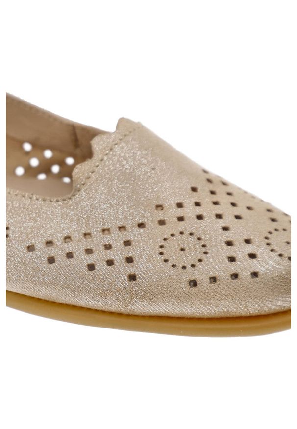 Złote Baleriny Pollonus Elastyczne Buty Ze Skóry. Kolor: złoty. Materiał: skóra. Szerokość cholewki: normalna. Wzór: ażurowy