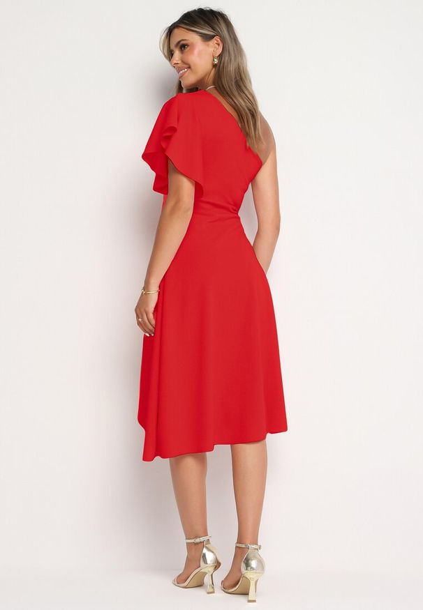 Born2be - Czerwona Koktajlowa Sukienka Asymetryczna na Jedno Ramię z Falbankami Vimilora. Typ kołnierza: kołnierz z falbankami. Kolor: czerwony. Materiał: materiał. Typ sukienki: asymetryczne. Styl: wizytowy