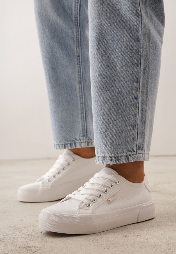 Renee - Białe Trampki VICES z Napisem Rioselle. Okazja: na co dzień. Kolor: biały. Materiał: skóra, materiał, dresówka. Wzór: napisy. Sezon: wiosna. Styl: casual, elegancki