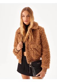 Kazar - Czarna listonoszka na ramię z dwóch rodzajów skór. Kolor: czarny. Dodatki: z breloczkiem. Materiał: lakierowane, skórzane. Styl: elegancki. Rodzaj torebki: na ramię #6