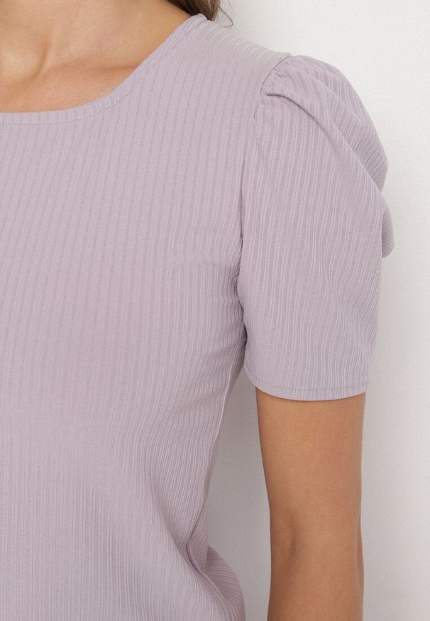 Born2be - Jasnofioletowy Prążkowany T-shirt z Zakładkami przy Rękawach Kolanovia. Okazja: na co dzień. Kolor: fioletowy. Materiał: prążkowany. Styl: casual