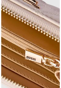 Guess - GUESS Beżowy portfel damski Giully. Kolor: beżowy. Materiał: skóra ekologiczna
