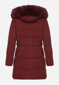 Born2be - Bordowa Zimowa Kurtka z Pikowaniem i Kapturem z Futrem Gisatte. Okazja: na spotkanie biznesowe, do pracy, na co dzień. Kolor: czerwony. Materiał: futro. Sezon: zima. Styl: elegancki, casual, biznesowy #6