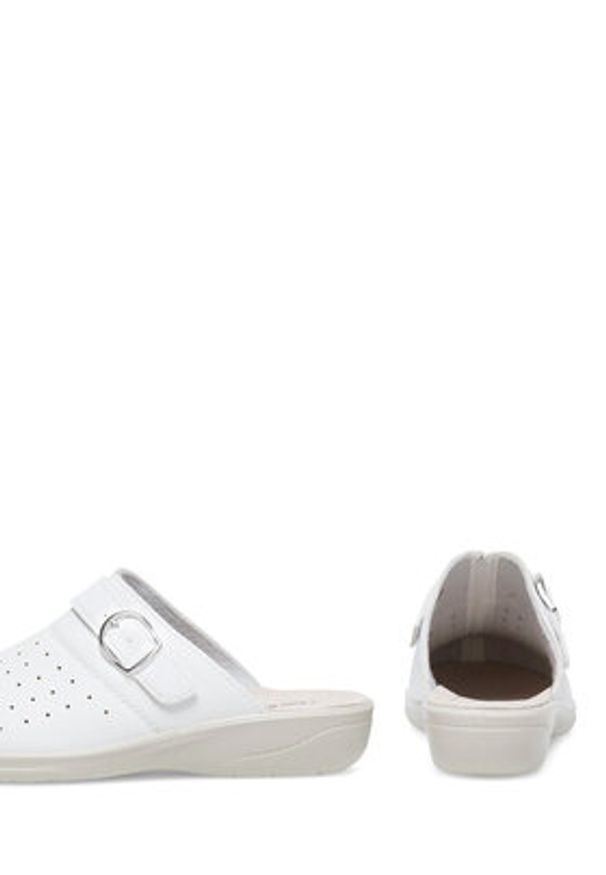 Clara Barson Klapki WS010904-01 Biały. Kolor: biały. Materiał: materiał