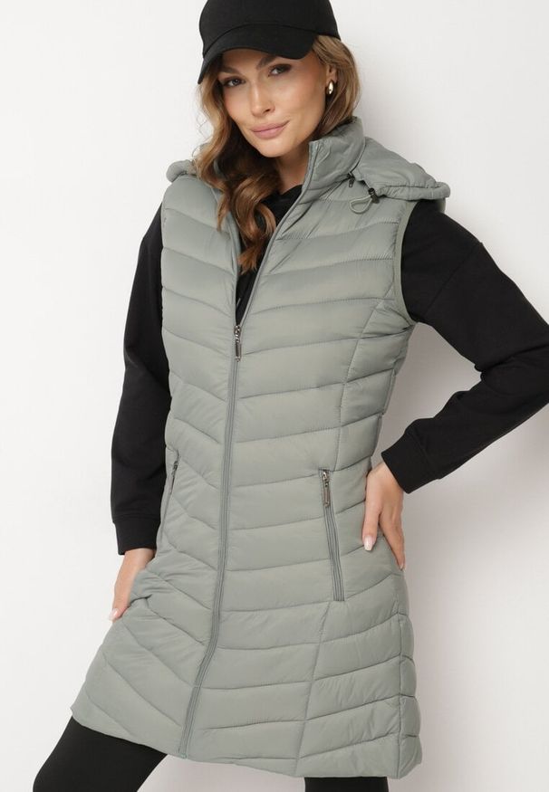 Born2be - Jasnozielona Pikowana Kamizelka z Odpinanym Kapturem Ivandirae. Okazja: na co dzień, na spacer. Kolor: zielony. Styl: casual, elegancki