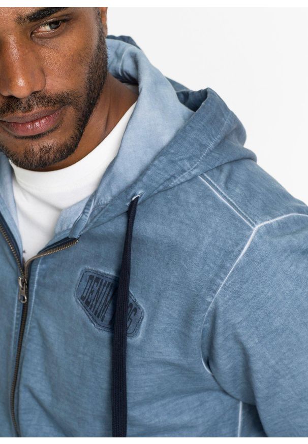 bonprix - Bluza rozpinana z kapturem i efektem wytarcia. Typ kołnierza: kaptur. Kolor: niebieski. Wzór: aplikacja