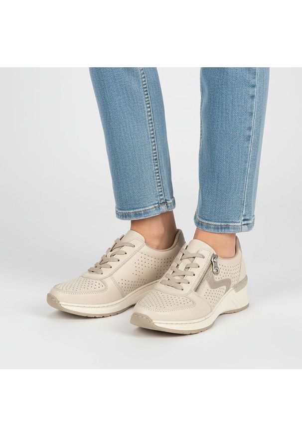 Sneakersy damskie Rieker, cholewka perforowana sznurowanie zamek z boku wzmocniony nosek niski profil kontrastowe wstawki miękka wyściółka stabilna k. Okazja: na spacer, na co dzień. Zapięcie: sznurówki. Kolor: beżowy. Materiał: jeans. Szerokość cholewki: normalna. Styl: elegancki, casual, sportowy