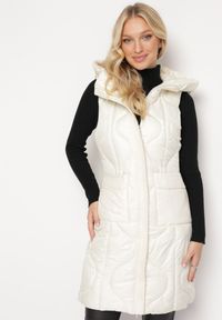 Born2be - Jasnobeżowa Pikowana Kamizelka z Kapturem i Kieszeniami Kress. Typ kołnierza: kaptur. Kolor: beżowy #1